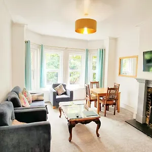 Apartment Flat-b, 4 Adults, 20 Mins To Beach, Netflix, Wifi, Sleeps 4 Adults United Kingdom